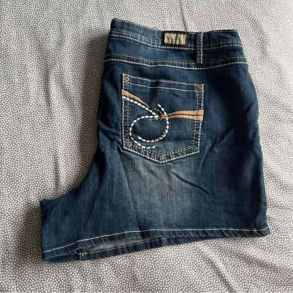 Earl Jean plus size jean shorts in medium dark denim with stretch + full pockets - Picture 12 of 12